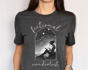 Fiktive Wanderlust Shirt, Bücherwurm Shirt, Bibliothekar Geschenk, Englisch Lehrer T-Shirt, Bookcore T-Shirt, Buch-Liebhaber Geschenk, Buchhandlung Shirt, literarisches T-Shirt