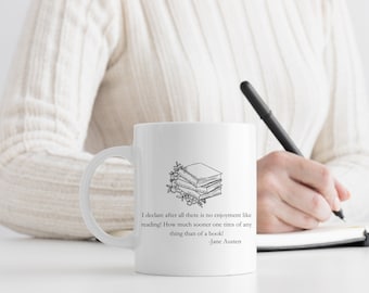Könnte beinhalten: Eine weiße Keramiktasse mit einer Schwarzweißillustration eines Stapels Bücher und einem Zitat von Jane Austen: "Ich erkläre, dass es nach allem keinen Genuss gibt wie das Lesen! Wie viel schneller man sich von allem langweilt als von einem Buch! -Jane Austen"
