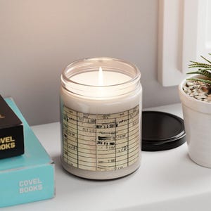 Candela profumata a forma di tessera di biblioteca vintage, candela di soia, 240 ml, decorazione per la casa, idea regalo, regalo per insegnanti di inglese, regalo per bibliotecari, regalo di inaugurazione della casa