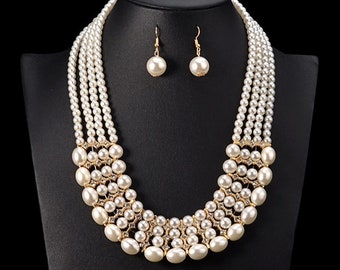 Élégant collier de perles multirangs avec strass et boucles d'oreilles assorties