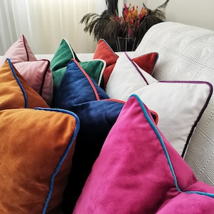 Housses de coussin décoratives avec passepoil personnalisé, variantes de 26 COULEURS en tissu velours d'ameublement, coussin à fermeture éclair avec passepoil