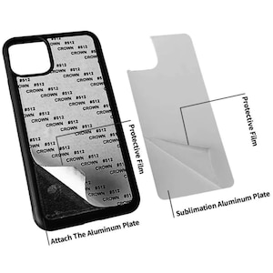 Może przedstawiać: Czarne etui na telefon z folią ochronną i płytką aluminiową do sublimacji. Etui na telefon ma wzór "CROWN #512" powtarzający się na całej powierzchni. Folia ochronna jest częściowo odklejona, aby pokazać płytkę aluminiową znajdującą się pod spodem.