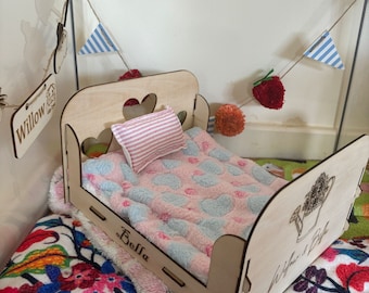 Bed voor kleine dieren geschikt voor cavia's en konijnen. Dit bed is gepersonaliseerd met de naam van je kleine dier op de zijkant van het bed.