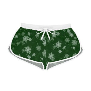 Weihnachtsgrüne Schneeflocke Shorts, Entspannte Damen Shorts, Urlaubs Lounge Shorts, Festliche Pyjama Hose, Winter Lounge Wear