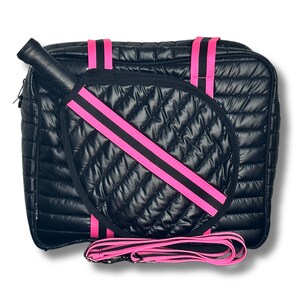 Puede incluir: Bolso tote acolchado negro con correas rosa y negras. El bolso tiene un compartimento separado para una pala, que tambi&eacute;n est&aacute; incluida.