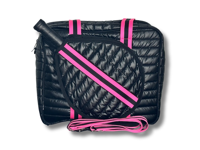 Puede incluir: Bolso tote acolchado negro con correas rosa y negras. El bolso tiene un compartimento separado para una pala, que tambi&eacute;n est&aacute; incluida.
