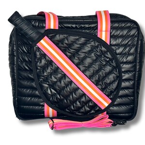 Puede incluir: Bolso tote acolchado negro con correas a rayas rosa y naranja. El bolso tiene una pala acolchada a juego en el interior.