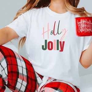 Holly Jolly Urlaub Weihnachten Kurzarm T-Shirt, Weihnachten glauben Shirt, Weihnachten Shirts, lustige Weihnachten, Urlaub Club Shirt, Urlaub Shirt