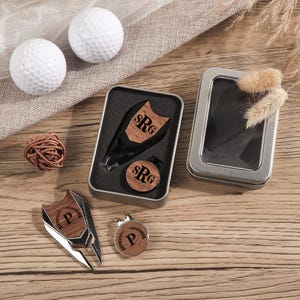 Personalisierte Groomsmen Golf-Sets mit graviertem Ball Marker & Divot-Tool | Benutzerdefinierte Golfer Geschenke für Männer, Hochzeit Party Rasen Zubehör