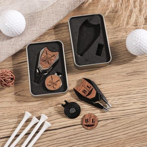 Personalisierte Groomsmen Golf-Sets mit graviertem Ball Marker & Divot-Tool | Benutzerdefinierte Golfer Geschenke für Männer, Hochzeit Party Rasen Zubehör
