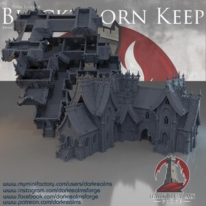 Puede incluir: Maqueta detallada en gris de un castillo en miniatura con múltiples niveles, escaleras y detalles arquitectónicos. El modelo está etiquetado como "Dark Elves of Blackborn Keep" con el logotipo de Dark Realms Forge. Las direcciones web se enumeran en la parte inferior.