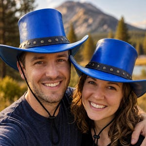 Chapeau de cowboy en cuir bleu fait main, style western avec bande cloutée, style ranch personnalisé pour hommes et femmes, cadeau unique pour rodéo et festivals.