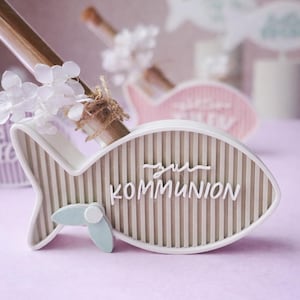 Puede incluir: Un letrero de madera rústica con el texto "Welcome to our home" en letras blancas. El letrero presenta un acabado envejecido y un diseño sencillo y acogedor.
