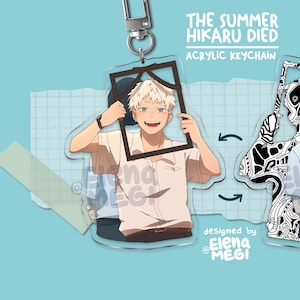 Może przedstawiać: Dwa akrylowe breloki z postaciami z anime "The Summer Hikaru Died". Brelok po lewej stronie przedstawia postać z blond włosami i białą koszulą, trzymającą ramkę ze zdjęciem. Brelok po prawej stronie przedstawia postać z czarnymi włosami i białą koszulą, z czarno-białym wzorem z tyłu. Na brelokach nadrukowany jest tekst "The Summer Hikaru Died" i "Acrylic Keychain".
