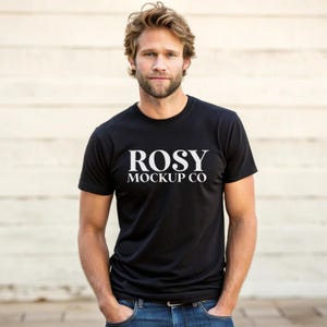 Può includere: Una maglietta nera con una grafica bianca che dice "ROSY MOCKUP CO."