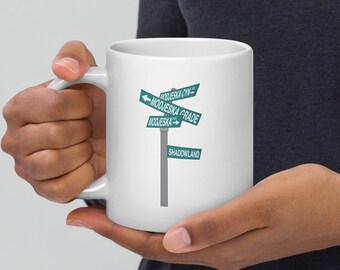 Caneca branca brilhante com placa de rua Modjeska