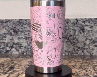 Vaso de 20 oz con garabatos de corazón grabados con láser: taza para bebidas frías y calientes para el día de San Valentín