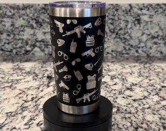 Vaso de acero inoxidable negro de 20 oz, aislado al vacío, con diseño de las fuerzas del orden grabado a láser sin costuras.