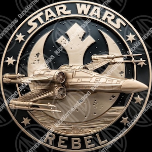 Può includere: Un emblema di Star Wars color bronzo con un caccia X-wing, la parola "REBEL" e il logo di Star Wars. Il design è circolare con stelle e una forma a mezzaluna sullo sfondo. Il testo "STAR WARS" è in alto.