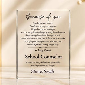 以下が含まれることがあります： 透明なアクリル製の長方形のプレート。黒い文字で「Because of you, Students feel heard. Confidence begins to grow. Hope becomes stronger. A Truly Great School Counselor is hard to find, Steven Smith.」と印刷されています。