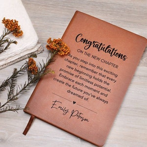 Neues Kapitel Geschenk personalisierte Leder Journal, Glückwunsch Geschenk, College Geschenk, Coworker Abschied Geschenk, Neue Anfänge Journal