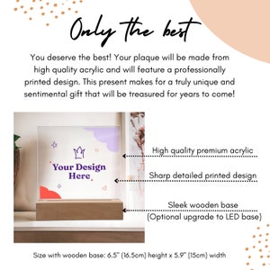 Pode incluir: Uma placa acr&iacute;lica personalizada com um design roxo e rosa, uma coroa e o texto "Your Design Here". A placa est&aacute; sobre uma base de madeira e mede 16,5 cm de altura e 15 cm de largura.