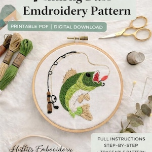 Może przedstawiać: Wzór haftu przedstawiający zielono-białą rybę bass z otwartą paszczą, złowioną na wędkę. Projekt znajduje się w drewnianym tamborku. Widoczny jest tekst "PRINTABLE PDF | DIGITAL DOWNLOAD".