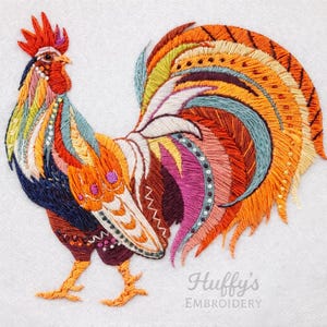 Pode incluir: Um galo bordado colorido com uma cauda vibrante, apresentando tons de laranja, azul, amarelo e roxo. O galo tem uma crista e barbela vermelhas, e o texto "Huffy's Embroidery" é visível.