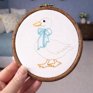 Patrón de bordado a mano de pato vintage con lazo – Diseño rústico para bastidor de 15 cm (6 pulgadas) (PDF descargable)