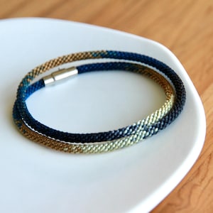 Anpassat Kumihimo-armband i toningsfärger