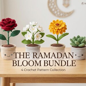 Può includere: Una collezione di quattro modelli all'uncinetto di piante, tra cui una rosa rossa, fiori bianchi, una margherita gialla e una succulenta verde. Ogni pianta è in un piccolo vaso sorridente. Il testo recita "THE RAMADAN BLOOM BUNDLE".