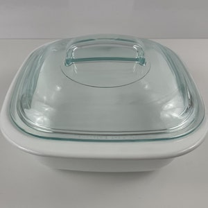 Peut inclure: Un plat à four carré blanc Pyrex avec un couvercle en verre transparent. Le couvercle a une poignée et s'adapte parfaitement au plat. Le plat est conçu pour une utilisation au four.