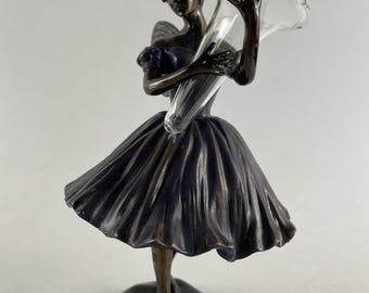 Figura de hada de metal vintage que sostiene un jarrón de vidrio: un diseño exclusivo de Midwest of Cannon Falls