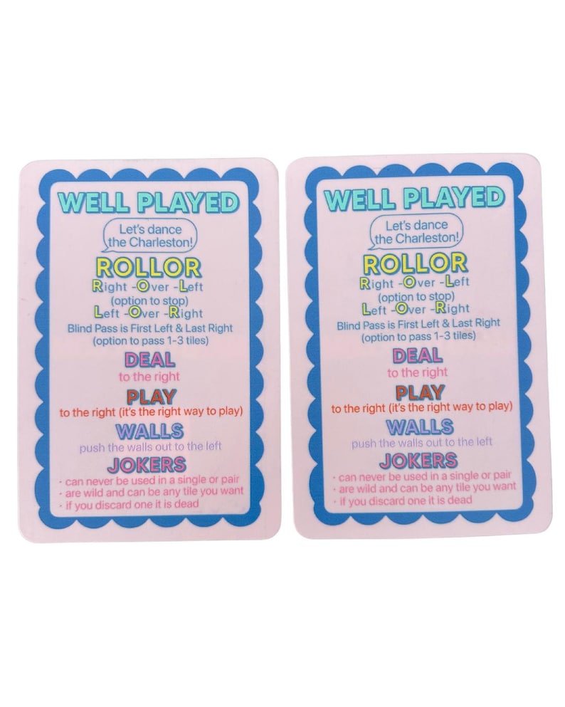 Pu&ograve; includere: Due carte da gioco rettangolari con bordo blu e bianco. Le carte presentano il testo "WELL PLAYED" in alto, seguito dalle istruzioni del gioco. Il testo &egrave; nero su sfondo bianco.