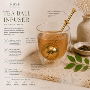Puede incluir: Un infusor de té de acero inoxidable con acabado dorado y mango largo, sumergido en un vaso de doble pared lleno de té. El infusor cuenta con una cabeza esférica de malla fina, una longitud total de 16 cm y un diámetro de bola de 4,5 cm.