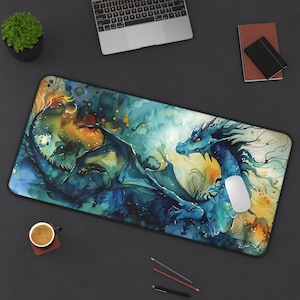 Könnte beinhalten: Ein Mauspad mit einem blauen und gelben Aquarell-Drachen und einer weißen Maus.
