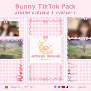Peut inclure: Ensemble d'écrans et de superpositions Bunny TikTok Pack de couleur rose. Le design présente un motif vichy rose, des nœuds et un personnage de lapin sur un croissant de lune. Le texte "Stream Ending" est visible. Le nom de la boutique Etsy est également visible.