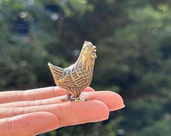 象徴的な真鍮製の鶏の置物 | 農家風、祭壇、または屋外スタイルの装飾