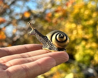 Caracol de latón antiguo