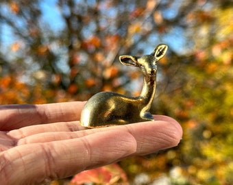 真鍮製の置物、真鍮鋳造の置物、真鍮製の鹿、古びた真鍮製の鹿の像