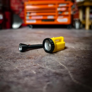 Coppia di torce RC in scala 1/10 / Oggetti di scena realistici per diorami da garage