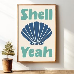 Può includere: Una stampa incorniciata con uno sfondo beige chiaro che presenta una conchiglia blu e il testo "Shell Yeah" in turchese.