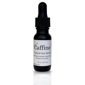 Pu&ograve; includere: Una bottiglia di vetro nero di siero per occhi e viso Caffine con contagocce. L'etichetta include il testo "With Niacinamide, Green Tea & Hyaluronic Acid" e il volume &egrave; di 15 ml.