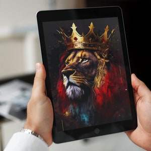 Op de afbeelding: Een digitale illustratie van een leeuw die een gouden kroon draagt met rode en gouden accenten. De leeuwenmanen is een mix van rood, goud en zwart. De achtergrond is donkerblauw met rode en gouden spatten.