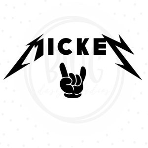Puede incluir: Dise&ntilde;o gr&aacute;fico en blanco y negro de la palabra "MICKEY" en una fuente de banda de metal con una mano negra de Mickey Mouse haciendo el gesto de rock and roll.