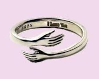 Ring aus 925er Sterlingsilber, personalisierter Liebesring mit Umarmungsmotiv, gravierter Handring, Partnerring, zartes Geschenk, verstellbarer minimalistischer Umarmungsring