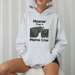 Más malo que una sudadera con capucha de mamá vaca, camisa de vaca, sudadera con capucha de vaca Angus, sudadera con capucha unisex Heavy Blend™