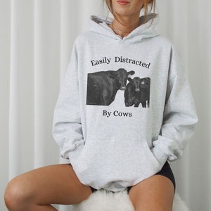 Fácilmente distraído por la sudadera con capucha de vacas, sudadera con capucha de vaca, camisa de vaca, sudadera con capucha unisex Heavy Blend™