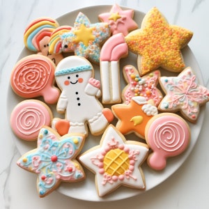 Puede incluir: Una colección de galletas decoradas sobre un plato blanco. Las galletas tienen varias formas, incluyendo estrellas, piruletas y un hombre de jengibre. Las galletas están decoradas con glaseado y chispas de colores, en tonos rosa, azul, amarillo y naranja.
