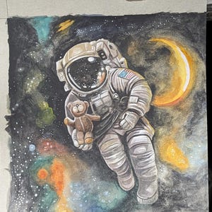 Astronauta cammina nello spazio con l'orsacchiotto